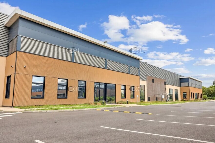 Light Industrial in Sucy-en-Brie to rent - Building Photo - Image 2 of 22