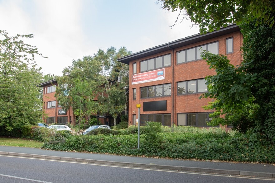 3 The Drive, Great Warley to rent - Interior Photo - Image 1 of 10
