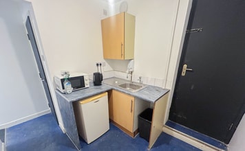214 Albert Rd, Bolton to rent Interior Photo- Image 2 of 5