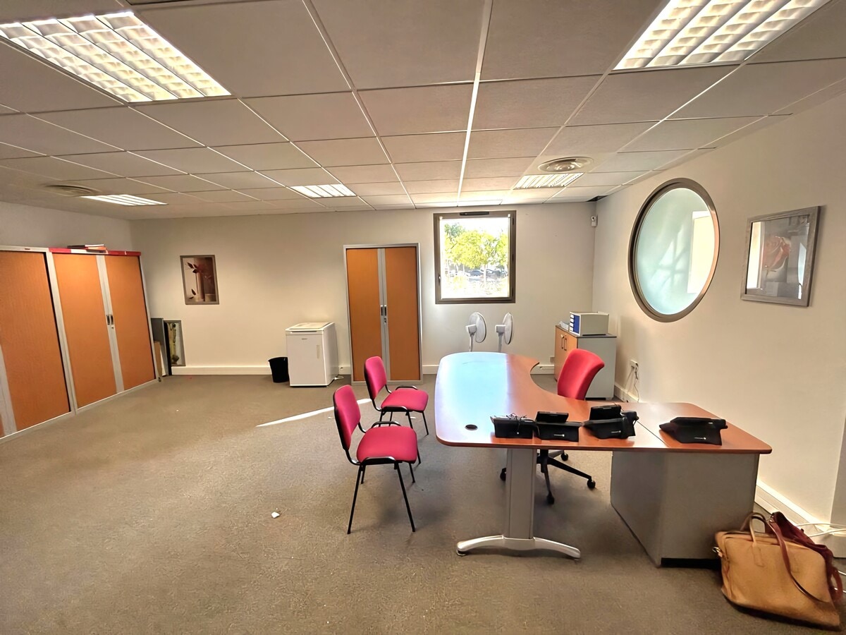 515 Avenue De La Tramontane, La Ciotat, BDR 13600 - - - Interior Photo - Image 2 of 2