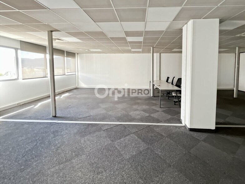 Office in Aubagne to rent - Interior Photo - Image 1 of 8