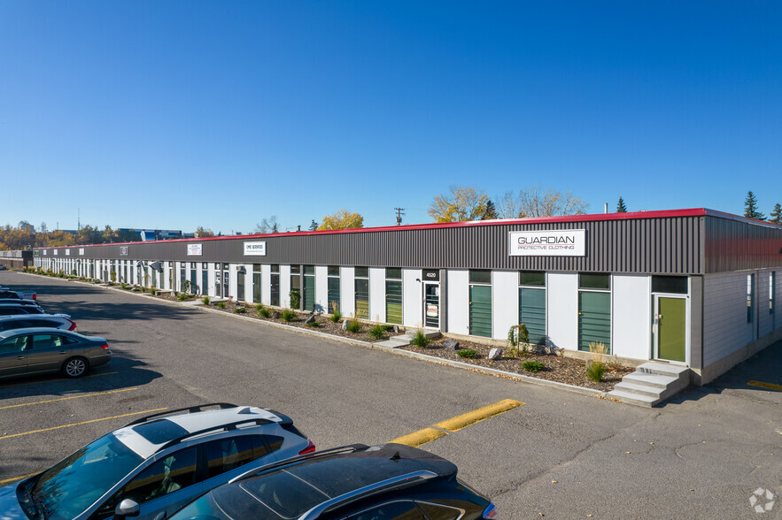 4532-4542 Manilla Rd SE, Calgary, AB for rent - Building Photo - Image 3 of 12