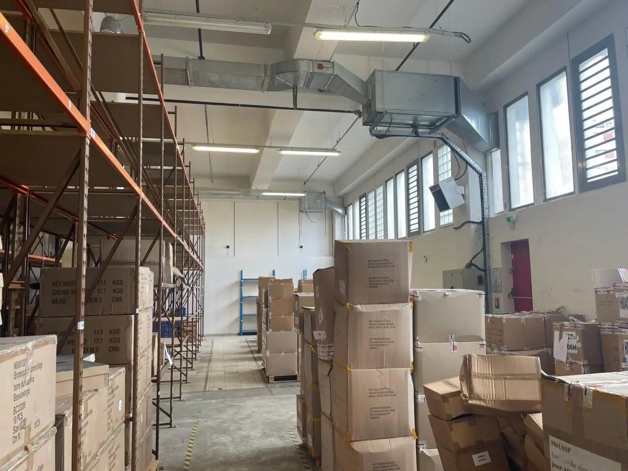 Light Industrial in Montreuil for sale Interior Photo- Image 1 of 7