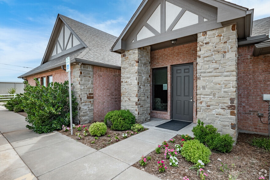 9400 S I-35 Service Rd, Moore, OK for sale - Building Photo - Image 1 of 21