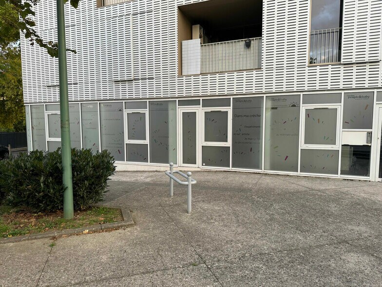 Retail in Arcueil to rent - Building Photo - Image 2 of 6