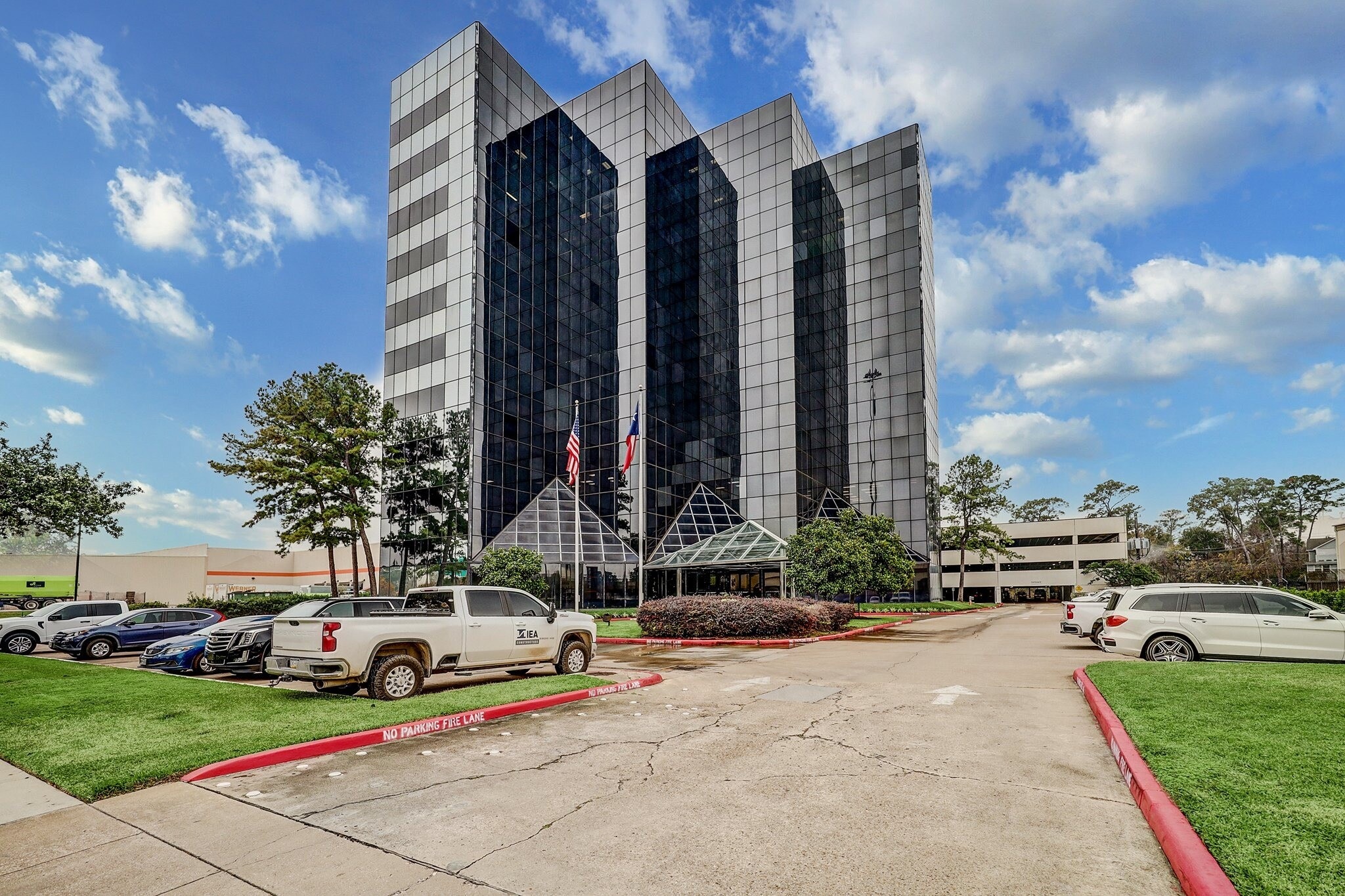 1111 N Loop W, Houston, TX to rent Primary Photo- Image 1 of 24