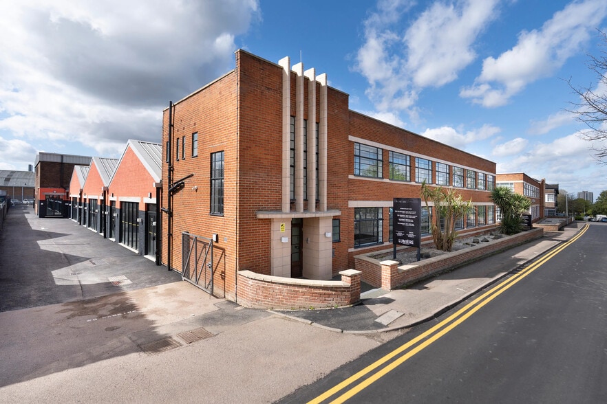 5 Elstree Way, Borehamwood to rent - Building Photo - Image 1 of 16