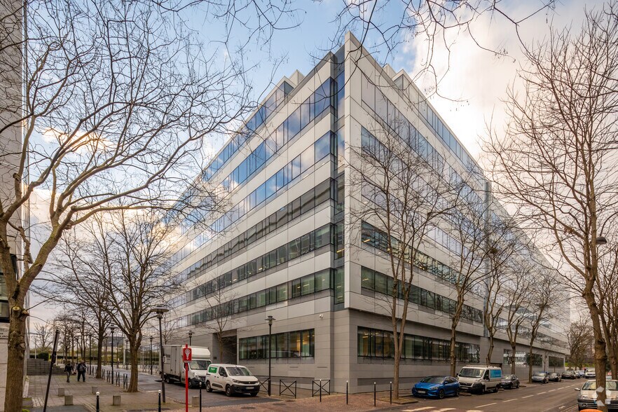 1 Place Louis Renault, Rueil-Malmaison to rent - Building Photo - Image 3 of 4