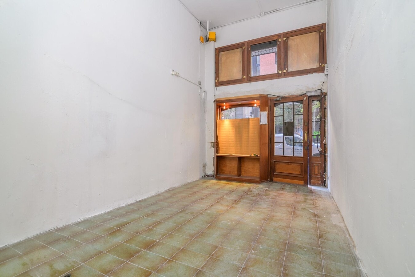 Manresa, BAR 08241 - Unit - - - Interior Photo - Image 2 of 11