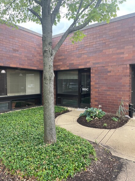 935 N Plum Grove Rd, Schaumburg, IL for rent - Building Photo - Image 1 of 13