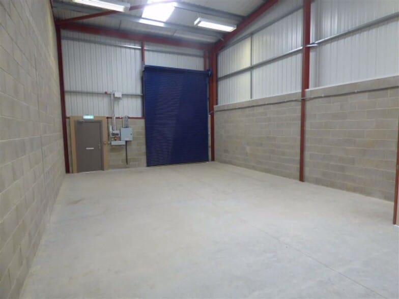 1-10 Tanyard Rd, Huddersfield to rent - Interior Photo - Image 2 of 2