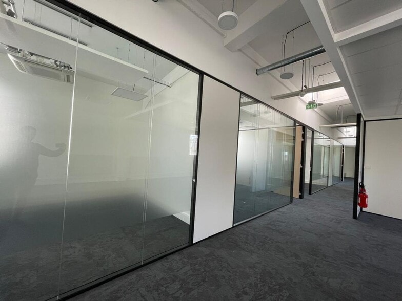 Industrial in Vanves to rent - Interior Photo - Image 1 of 12