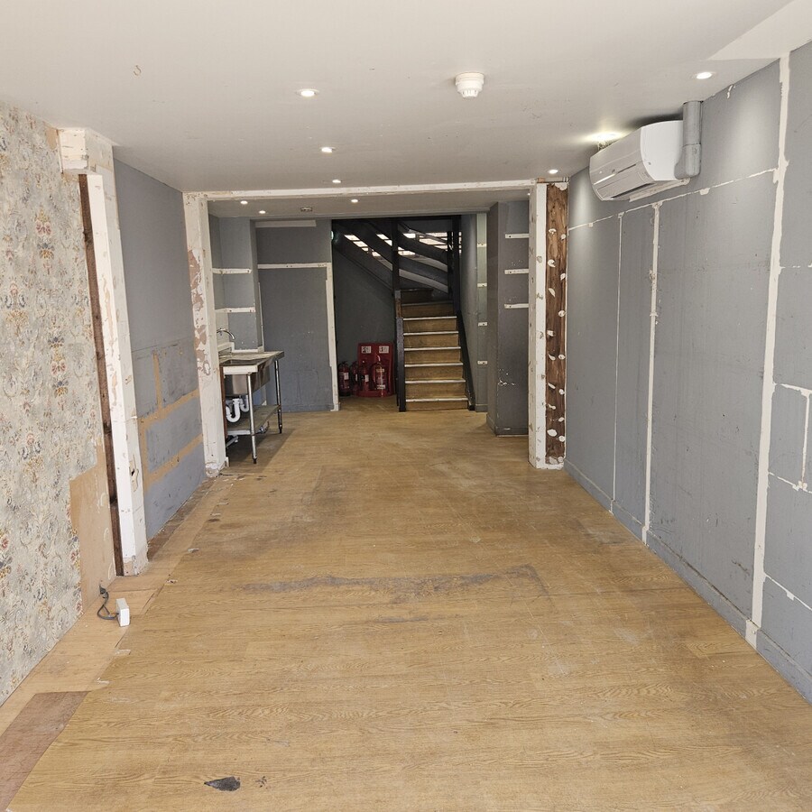 1-2 West St, Chichester, WSX PO19 1QD - Unit 2 - - Interior Photo - Image 2 of 18