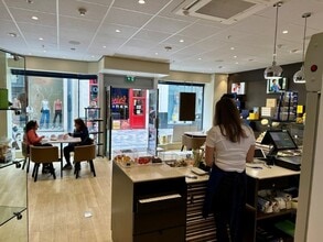 Strand St, Douglas to rent Interior Photo- Image 2 of 5