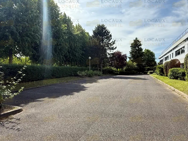 Light Industrial in Tremblay-en-France to rent Primary Photo- Image 1 of 8