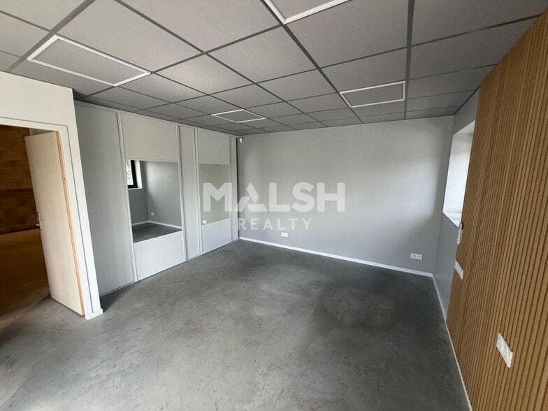 Light Industrial in Saint-Alban-de-Roche to rent - Interior Photo - Image 2 of 5