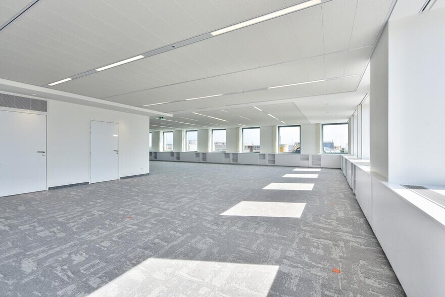 2 Rue Stephenson, Montigny-le-Bretonneux to rent - Building Photo - Image 3 of 9