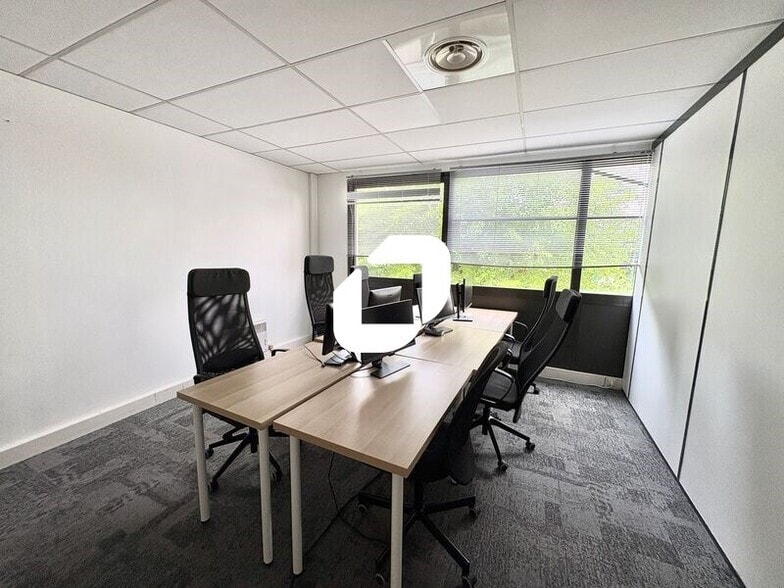 Office in Bron to rent - Interior Photo - Image 3 of 8