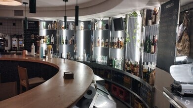 Retail in Madrid, Madrid to rent Interior Photo- Image 2 of 14