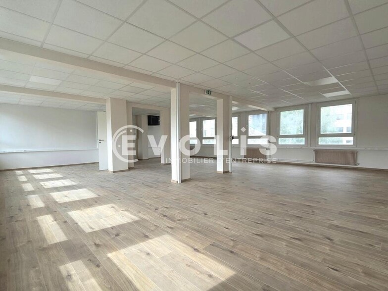Office in Ivry-sur-Seine to rent - Interior Photo - Image 1 of 9