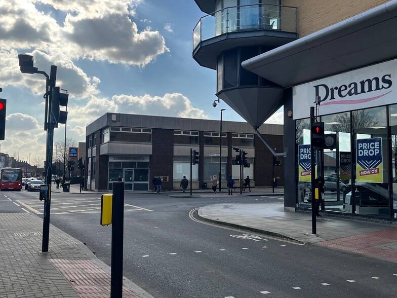 72-74 High St, Feltham to rent - Building Photo - Image 2 of 5