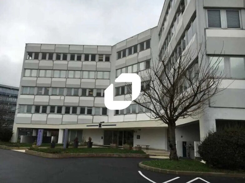 Office in Osny to rent - Building Photo - Image 1 of 18