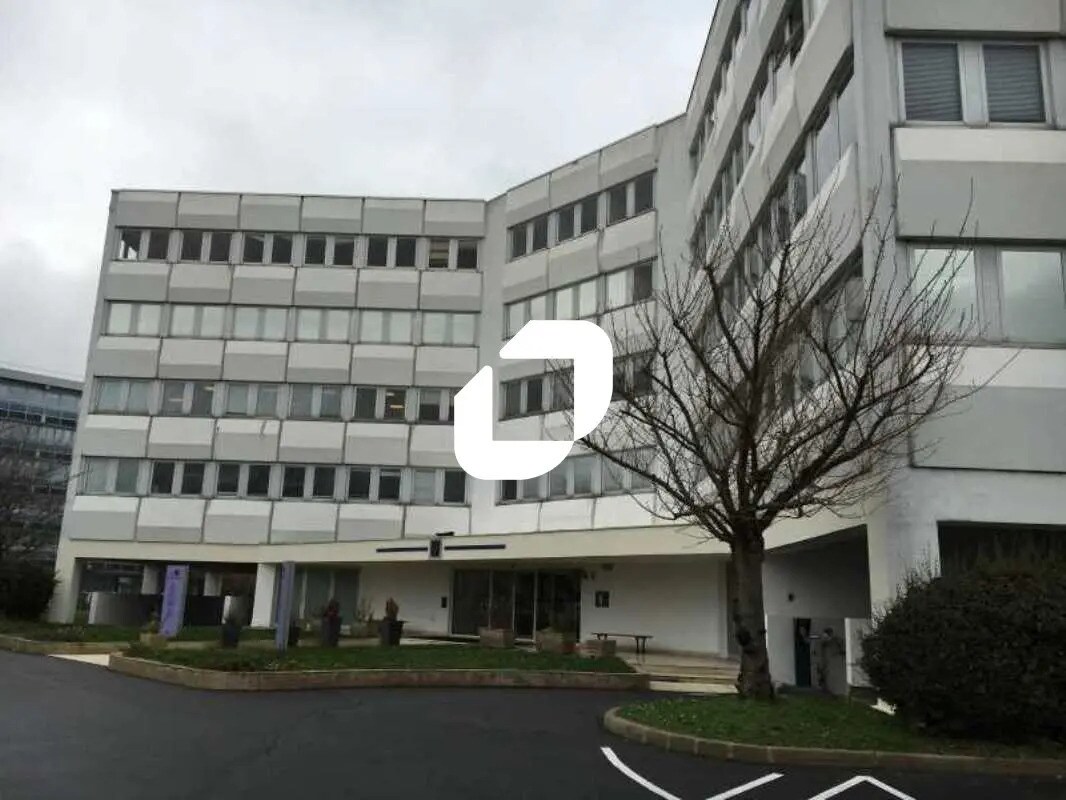 Office in Osny to rent Building Photo- Image 1 of 19