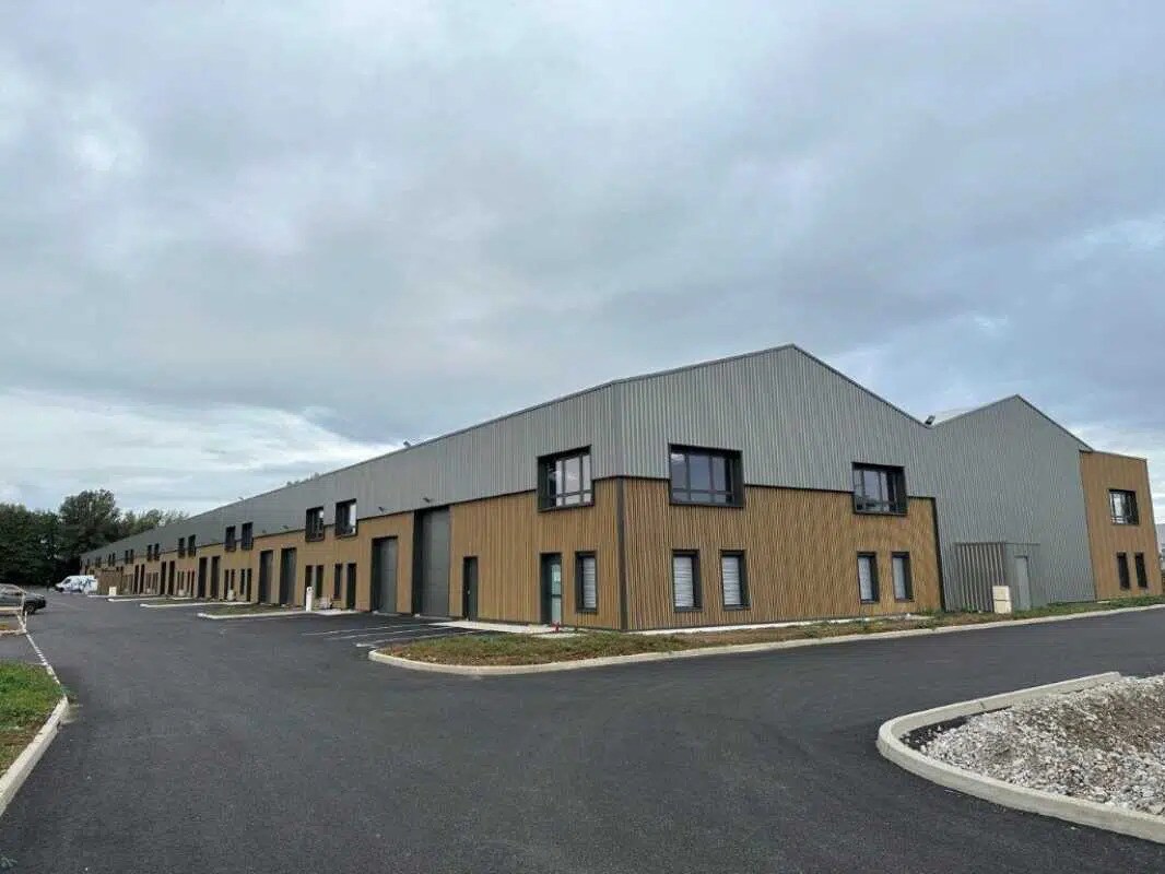 Industrial in Bourgoin-Jallieu for sale Building Photo- Image 1 of 11