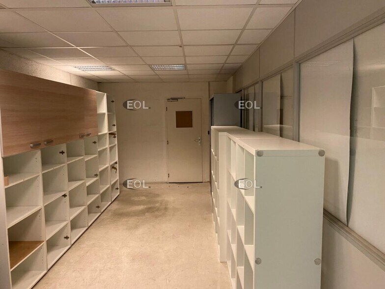 Light Industrial in Bondoufle to rent - Interior Photo - Image 3 of 13
