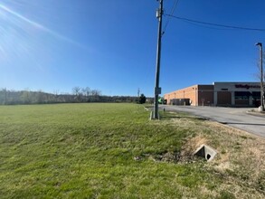 2141 N Charles G Seivers Blvd, Clinton, TN for rent Building Photo- Image 1 of 18