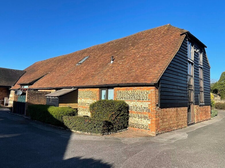 Grange Rd, Tongham to rent - Building Photo - Image 2 of 3