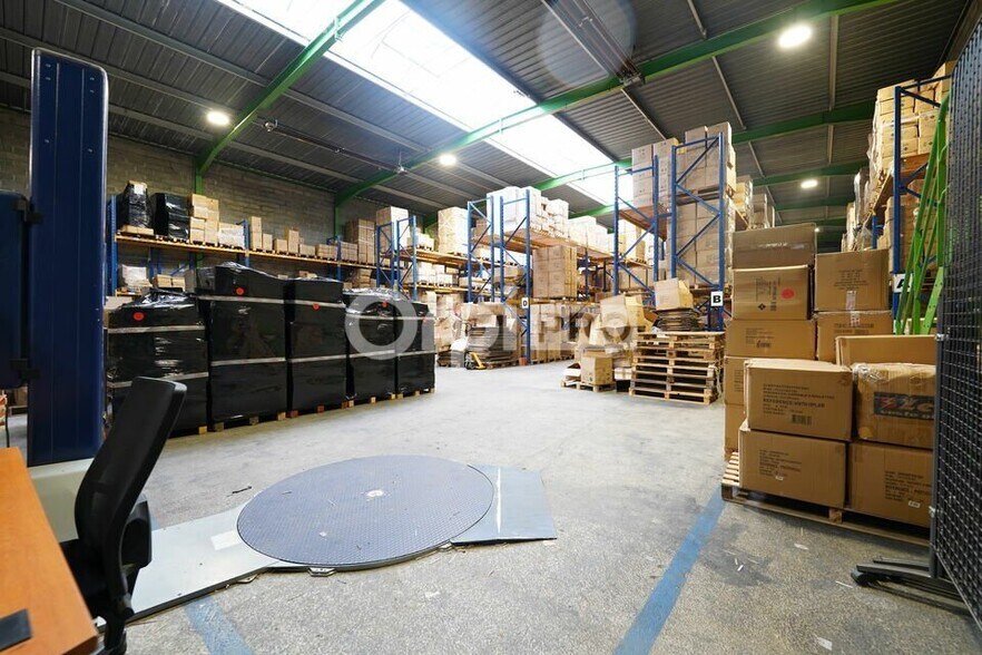 Light Industrial in Genas to rent - Interior Photo - Image 3 of 8