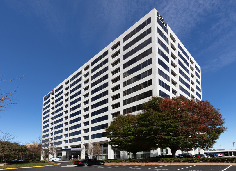 8300 Greensboro Dr, McLean, VA for rent - Building Photo - Image 1 of 3