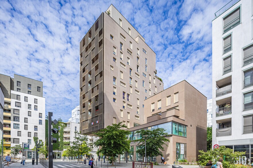 Retail in Massy to rent - Building Photo - Image 1 of 9