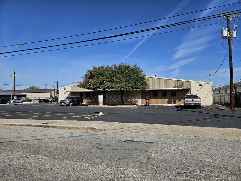 2103 Danbury St, San Antonio, TX for rent - Building Photo - Image 1 of 15