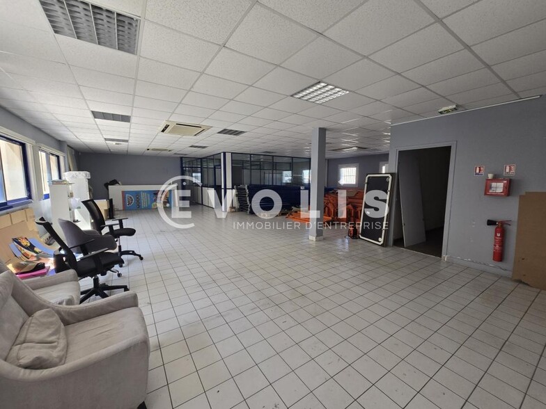 Light Industrial in Morangis to rent - Interior Photo - Image 2 of 9