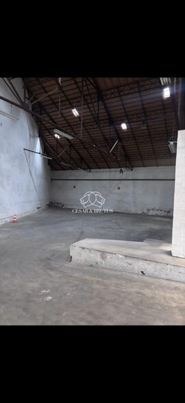 Light Industrial in Lyon for sale - Interior Photo - Image 2 of 3