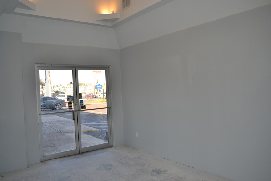 4910 San Bernardo Ave, Laredo, TX for rent - Interior Photo - Image 2 of 8