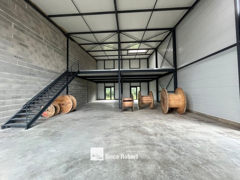Light Industrial in Trevoux for sale - Interior Photo - Image 2 of 5