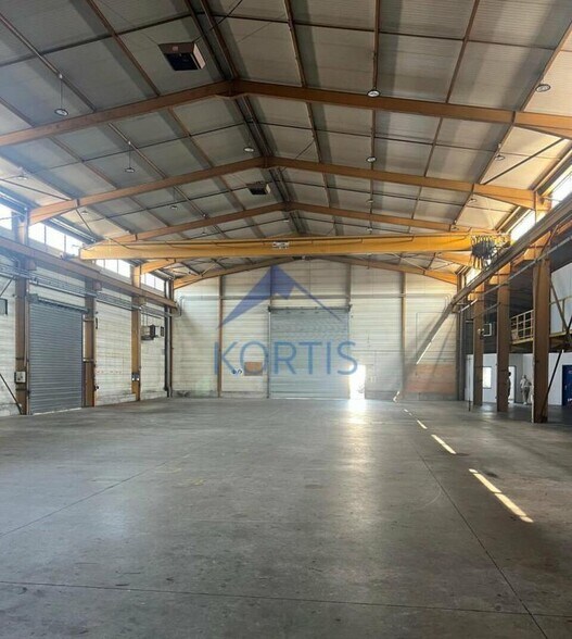Industrial in Vaulx-en-Velin to rent - Building Photo - Image 2 of 8