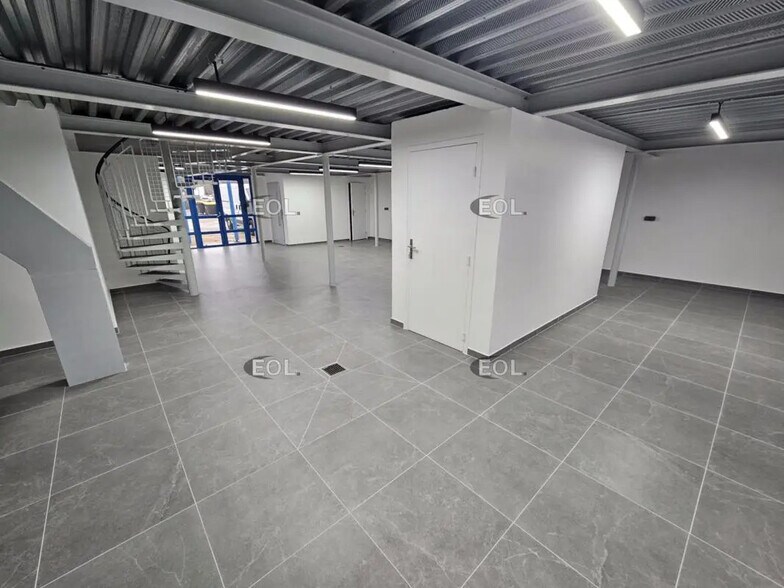 Light Industrial in Choisy-le-Roi to rent - Interior Photo - Image 3 of 8