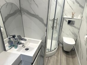 108 Leeds Rd, Leeds to rent Interior Photo- Image 2 of 5