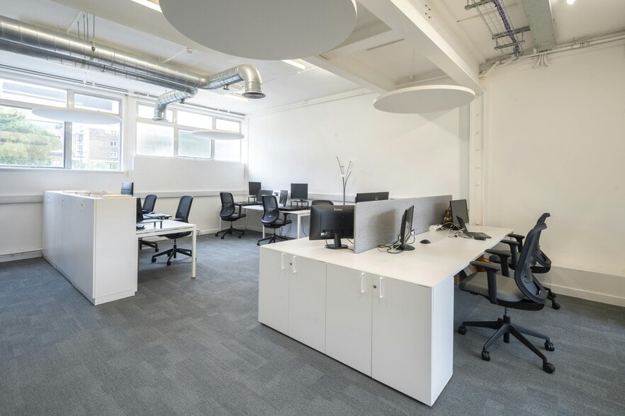 Cotswold Rd, Sutton to rent - Building Photo - Image 3 of 6