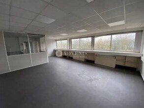Industrial in Buc to rent Interior Photo- Image 2 of 4
