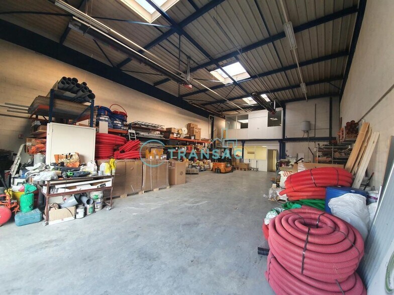 Light Industrial in Chelles to rent - Interior Photo - Image 1 of 9