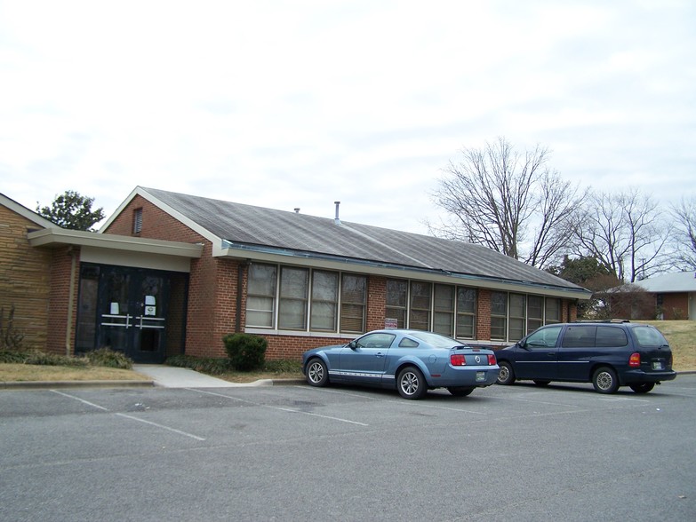 8200 Kingston Pike, Knoxville, TN for rent - Building Photo - Image 1 of 1