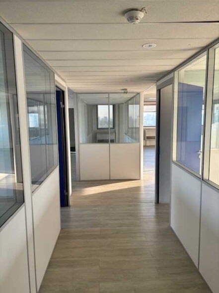 Office in Noisy-le-Grand for sale - Interior Photo - Image 2 of 9