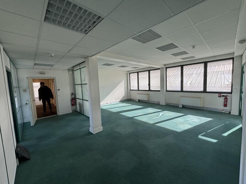 Office in Colombes to rent - Interior Photo - Image 2 of 4