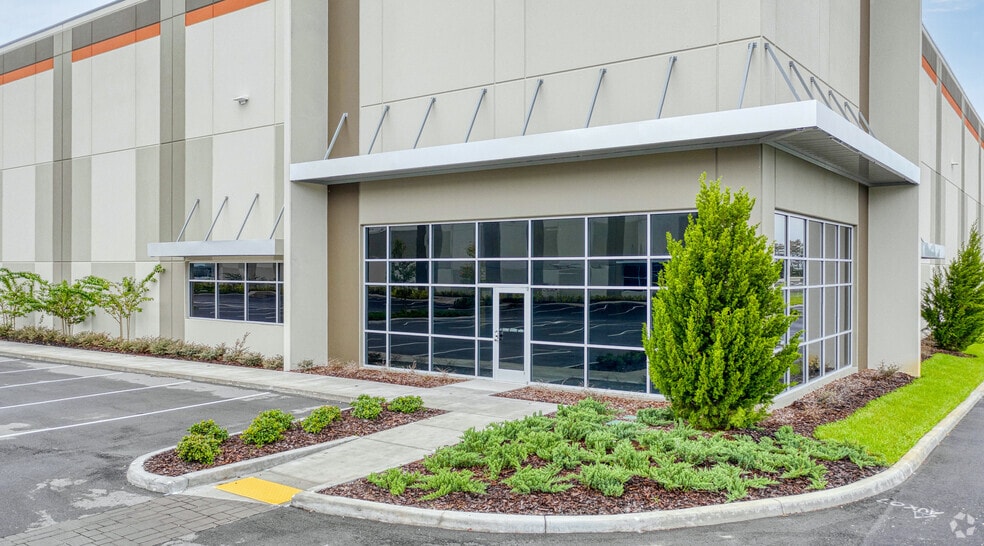 1021 Crews Commerce Dr, Orlando, FL to rent - Building Photo - Image 2 of 5