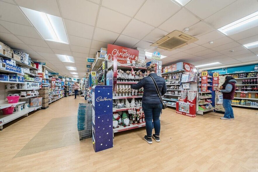 77-79 High St, Watford to rent - Building Photo - Image 3 of 12